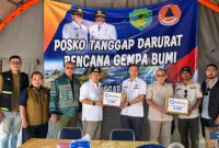Penyerahan secara simbolis di Posko BPBD Manggarai Barat dan diterima oleh Wakil Bupati Yulianus Weng.