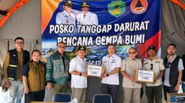 Penyerahan secara simbolis di Posko BPBD Manggarai Barat dan diterima oleh Wakil Bupati Yulianus Weng.