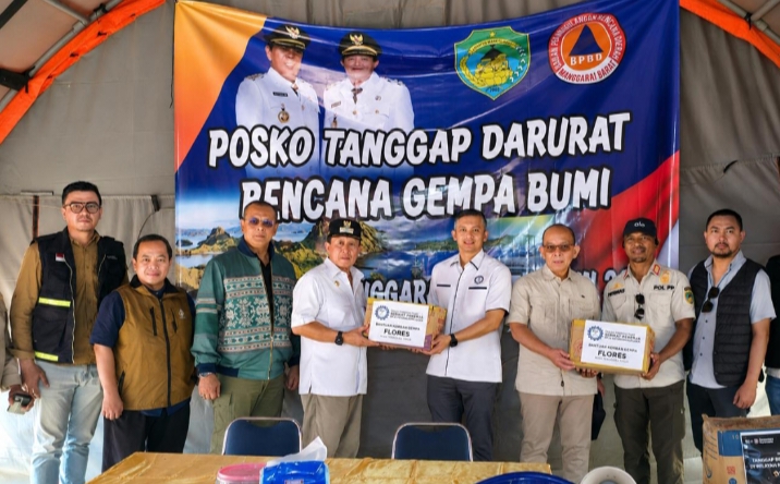 Penyerahan secara simbolis di Posko BPBD Manggarai Barat dan diterima oleh Wakil Bupati Yulianus Weng.