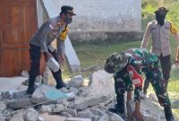 Personel Polsek Kuwus, Babinsa Koramil 1630-03/MP, aparat Kecamatan dan para guru bahu-membahu membersihkan reruntuhan bangunan SD Negeri Golo Lewe, Desa Golo Lewe, Kecamatan Kuwus Barat, Kabupaten Maanggarai Barat, Sabtu (29/8/2026).