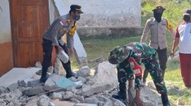 Personel Polsek Kuwus, Babinsa Koramil 1630-03/MP, aparat Kecamatan dan para guru bahu-membahu membersihkan reruntuhan bangunan SD Negeri Golo Lewe, Desa Golo Lewe, Kecamatan Kuwus Barat, Kabupaten Maanggarai Barat, Sabtu (29/8/2026).