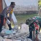 Personel Polsek Kuwus, Babinsa Koramil 1630-03/MP, aparat Kecamatan dan para guru bahu-membahu membersihkan reruntuhan bangunan SD Negeri Golo Lewe, Desa Golo Lewe, Kecamatan Kuwus Barat, Kabupaten Maanggarai Barat, Sabtu (29/8/2026).