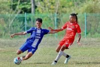 Felicianus Taek (18), center back Wae Sambi FC, menunjukkan aksinya saat berduel dengan Oncik (10), pemain Kolang FC, dalam laga babak 16 besar Open Turnamen PSSI Cup II Manggarai Barat 2026 di Stadion Komodo, Labuan Bajo, Senin (31/8/2026). Foto: Rino/GBRNews.id