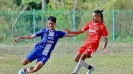 Felicianus Taek (18), center back Wae Sambi FC, menunjukkan aksinya saat berduel dengan Oncik (10), pemain Kolang FC, dalam laga babak 16 besar Open Turnamen PSSI Cup II Manggarai Barat 2026 di Stadion Komodo, Labuan Bajo, Senin (31/8/2026). Foto: Rino/GBRNews.id