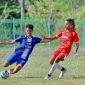 Felicianus Taek (18), center back Wae Sambi FC, menunjukkan aksinya saat berduel dengan Oncik (10), pemain Kolang FC, dalam laga babak 16 besar Open Turnamen PSSI Cup II Manggarai Barat 2026 di Stadion Komodo, Labuan Bajo, Senin (31/8/2026). Foto: Rino/GBRNews.id
