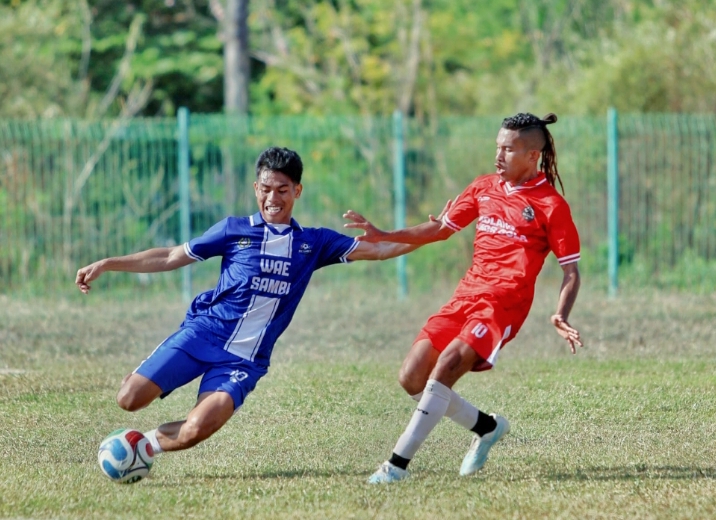 Felicianus Taek (18), center back Wae Sambi FC, menunjukkan aksinya saat berduel dengan Oncik (10), pemain Kolang FC, dalam laga babak 16 besar Open Turnamen PSSI Cup II Manggarai Barat 2026 di Stadion Komodo, Labuan Bajo, Senin (31/8/2026). Foto: Rino/GBRNews.id
