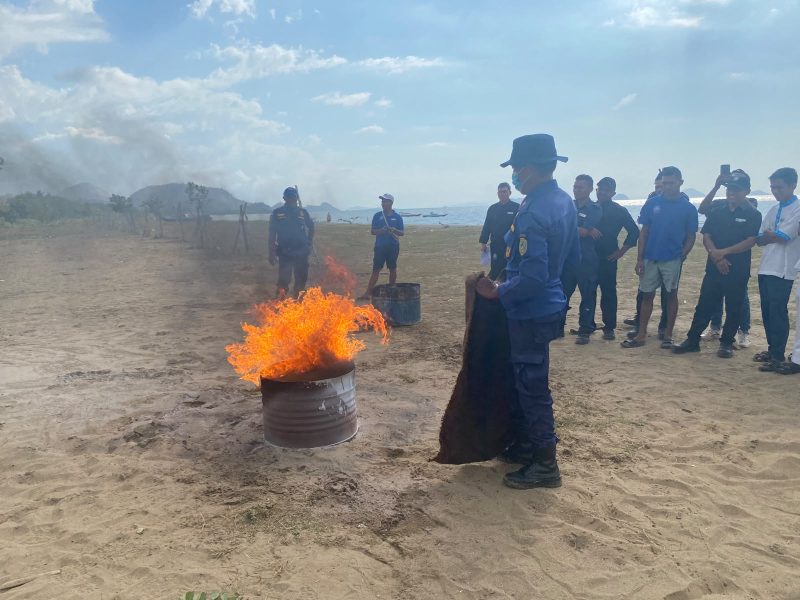 Satpol PP dan Unit Damkar Manggarai Barat menggelar simulasi penanggulangan kebakaran di Sudamala Resort Labuan Bajo, Jumat (18/9/2026).