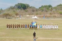 Black Crown FC (kostum hitam) berhadapan dengan Kobar FC (kostum putih) dalam lanjutan babak 16 besar Open Turnamen PSSI Cup II Manggarai Barat 2026 di Stadion Komodo, Labuan Bajo, Selasa (1/9/2026) sore. Foto: Rino/GBRNews.id