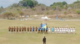Black Crown FC (kostum hitam) berhadapan dengan Kobar FC (kostum putih) dalam lanjutan babak 16 besar Open Turnamen PSSI Cup II Manggarai Barat 2026 di Stadion Komodo, Labuan Bajo, Selasa (1/9/2026) sore. Foto: Rino/GBRNews.id