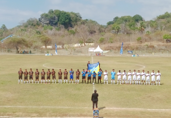 Black Crown FC (kostum hitam) berhadapan dengan Kobar FC (kostum putih) dalam lanjutan babak 16 besar Open Turnamen PSSI Cup II Manggarai Barat 2026 di Stadion Komodo, Labuan Bajo, Selasa (1/9/2026) sore. Foto: Rino/GBRNews.id