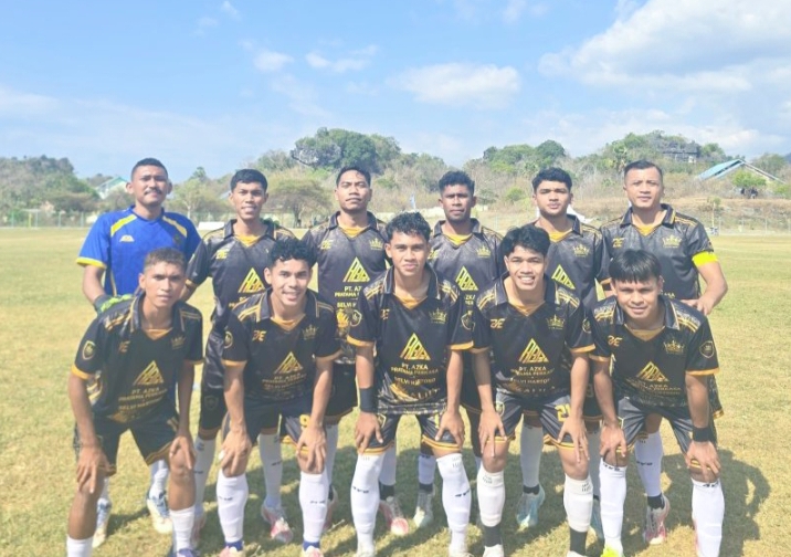 Skuad Black Crown FC dalam laga babak 16 besar Open Turnamen PSSI Cup II Manggarai Barat 2026 di Stadion Komodo, Labuan Bajo, Selasa (1/9/2026) sore. Foto: Rino/GBRNews.id