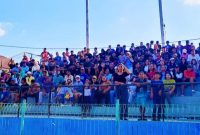 Penonton memadati tribun stadion Komodo, Labuan Bajo