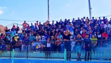 Penonton memadati tribun stadion Komodo, Labuan Bajo