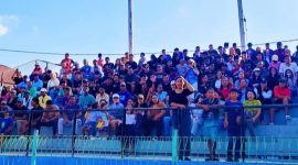 Penonton memadati tribun stadion Komodo, Labuan Bajo