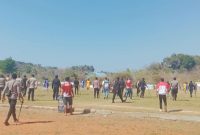 Panitia dan pihak keamanan turun tangan untuk meredam situasi sehingga pertandingan dapat kembali dilanjutkan. Foto: Rino/GBRNews.id