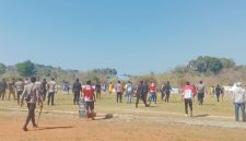 Panitia dan pihak keamanan turun tangan untuk meredam situasi sehingga pertandingan dapat kembali dilanjutkan. Foto: Rino/GBRNews.id