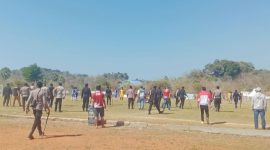 Panitia dan pihak keamanan turun tangan untuk meredam situasi sehingga pertandingan dapat kembali dilanjutkan. Foto: Rino/GBRNews.id