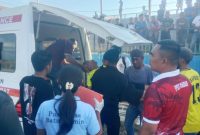 Saat Wasit Fredi dilarikan ke Rumah Siloam Labuan Bajo, Jumat (4/9) sore. Foto: Rino/GBRNews.id