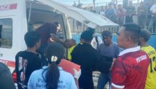 Saat Wasit Fredi dilarikan ke Rumah Siloam Labuan Bajo, Jumat (4/9) sore. Foto: Rino/GBRNews.id