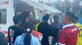 Saat Wasit Fredi dilarikan ke Rumah Siloam Labuan Bajo, Jumat (4/9) sore. Foto: Rino/GBRNews.id