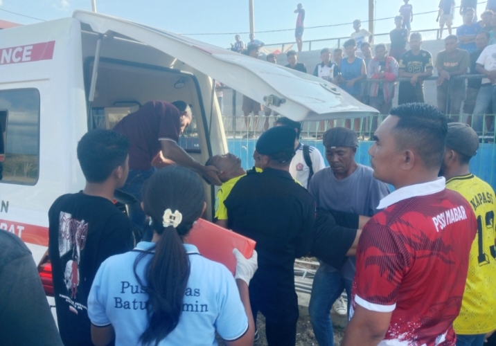Saat Wasit Fredi dilarikan ke Rumah Siloam Labuan Bajo, Jumat (4/9) sore. Foto: Rino/GBRNews.id