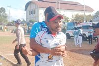 Pelatih Komodo United Romanus Novri  (depan) saat diamankan sejumlah pihak. Foto: Rino/GBRNews.id