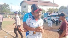 Pelatih Komodo United Romanus Novri  (depan) saat diamankan sejumlah pihak. Foto: Rino/GBRNews.id