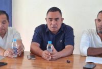 Ketua PSSI Kabupaten Manggarai Barat, Marianus Yono Jehanu (tengah), Upeng Arjon Wakil Ketua PSSI Manggarai Barat (kiri) dan Ahyar Abadi (kanan) Ketua Umum Turnamen PSSI Cup II Manggarai Barat 2026.