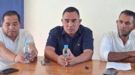Ketua PSSI Kabupaten Manggarai Barat, Marianus Yono Jehanu (tengah), Upeng Arjon Wakil Ketua PSSI Manggarai Barat (kiri) dan Ahyar Abadi (kanan) Ketua Umum Turnamen PSSI Cup II Manggarai Barat 2026.