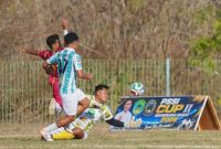 Kiper Komodo United, Arlan (1), melakukan penyelamatan saat menghadapi Black Crown pada laga babak 8 besar di Stadion Komodo, Labuan Bajo, Jumat (4/9/2026) sore. Foto: Ighen Maing. 