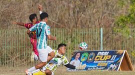 Kiper Komodo United, Arlan (1), melakukan penyelamatan saat menghadapi Black Crown pada laga babak 8 besar di Stadion Komodo, Labuan Bajo, Jumat (4/9/2026) sore. Foto: Ighen Maing. 
