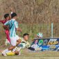 Kiper Komodo United, Arlan (1), melakukan penyelamatan saat menghadapi Black Crown pada laga babak 8 besar di Stadion Komodo, Labuan Bajo, Jumat (4/9/2026) sore. Foto: Ighen Maing. 