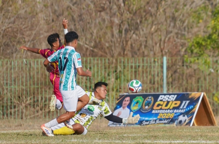Kiper Komodo United, Arlan (1), melakukan penyelamatan saat menghadapi Black Crown pada laga babak 8 besar di Stadion Komodo, Labuan Bajo, Jumat (4/9/2026) sore. Foto: Ighen Maing. 