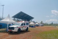 Tim medis Puskesmas Batu Cermin bersama mobil ambulans disiagakan di sisi lapangan Stadion Komodo saat laga semifinal Vamos Bajo FC kontra Terang FC, Senin (7/9/2026) sore. Foto: Rino/GBRNews.id