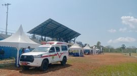 Tim medis Puskesmas Batu Cermin bersama mobil ambulans disiagakan di sisi lapangan Stadion Komodo saat laga semifinal Vamos Bajo FC kontra Terang FC, Senin (7/9/2026) sore. Foto: Rino/GBRNews.id