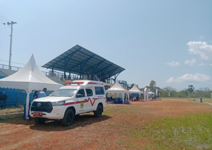 Tim medis Puskesmas Batu Cermin bersama mobil ambulans disiagakan di sisi lapangan Stadion Komodo saat laga semifinal Vamos Bajo FC kontra Terang FC, Senin (7/9/2026) sore. Foto: Rino/GBRNews.id