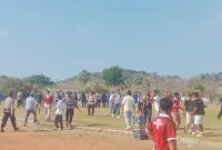 Situasi memanas dalam laga semifinal PSSI Cup II Manggarai Barat 2026 antara Vamos Bajo FC dan Terang FC di Stadion Komodo, Labuan Bajo, Senin (7/9/2026). Official dan suporter yang masuk ke dalam lapangan berhasil diamankan oleh pihak keamanan dan panitia. Foto Rino/GBRNews.id