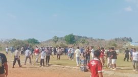 Situasi memanas dalam laga semifinal PSSI Cup II Manggarai Barat 2026 antara Vamos Bajo FC dan Terang FC di Stadion Komodo, Labuan Bajo, Senin (7/9/2026). Official dan suporter yang masuk ke dalam lapangan berhasil diamankan oleh pihak keamanan dan panitia. Foto Rino/GBRNews.id