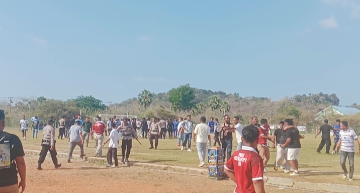 Situasi memanas dalam laga semifinal PSSI Cup II Manggarai Barat 2026 antara Vamos Bajo FC dan Terang FC di Stadion Komodo, Labuan Bajo, Senin (7/9/2026). Official dan suporter yang masuk ke dalam lapangan berhasil diamankan oleh pihak keamanan dan panitia. Foto Rino/GBRNews.id
