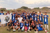 Skuad dan manajemen Wae Sambi FC berpose bersama usai memastikan tiket ke final setelah menaklukkan Black Crown melalui drama adu penalti pada laga semifinal Open Turnamen PSSI Cup II Manggarai Barat 2026 di Stadion Komodo, Labuan Bajo, Senin (7/9/2026).
