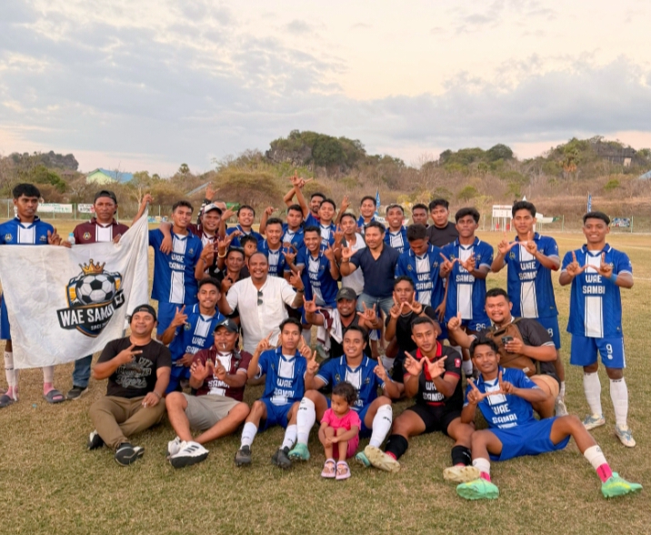 Skuad dan manajemen Wae Sambi FC berpose bersama usai memastikan tiket ke final setelah menaklukkan Black Crown melalui drama adu penalti pada laga semifinal Open Turnamen PSSI Cup II Manggarai Barat 2026 di Stadion Komodo, Labuan Bajo, Senin (7/9/2026).