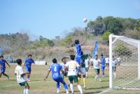 Pemain Vamos Bajo (biru) meningkatkan tekanan ke lini belakang Terang FC (putih) pada laga semifinal PSSI Cup II Manggarai Barat 2026 di Stadion Komodo, Labuan Bajo, Senin (7/9/2026). Tekanan tersebut membuahkan gol penyama kedudukan melalui Rizky Ramadhan (20) pada menit ke-42. Skor berubah menjadi 1-1.