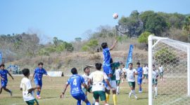 Pemain Vamos Bajo (biru) meningkatkan tekanan ke lini belakang Terang FC (putih) pada laga semifinal PSSI Cup II Manggarai Barat 2026 di Stadion Komodo, Labuan Bajo, Senin (7/9/2026). Tekanan tersebut membuahkan gol penyama kedudukan melalui Rizky Ramadhan (20) pada menit ke-42. Skor berubah menjadi 1-1.