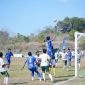 Pemain Vamos Bajo (biru) meningkatkan tekanan ke lini belakang Terang FC (putih) pada laga semifinal PSSI Cup II Manggarai Barat 2026 di Stadion Komodo, Labuan Bajo, Senin (7/9/2026). Tekanan tersebut membuahkan gol penyama kedudukan melalui Rizky Ramadhan (20) pada menit ke-42. Skor berubah menjadi 1-1.