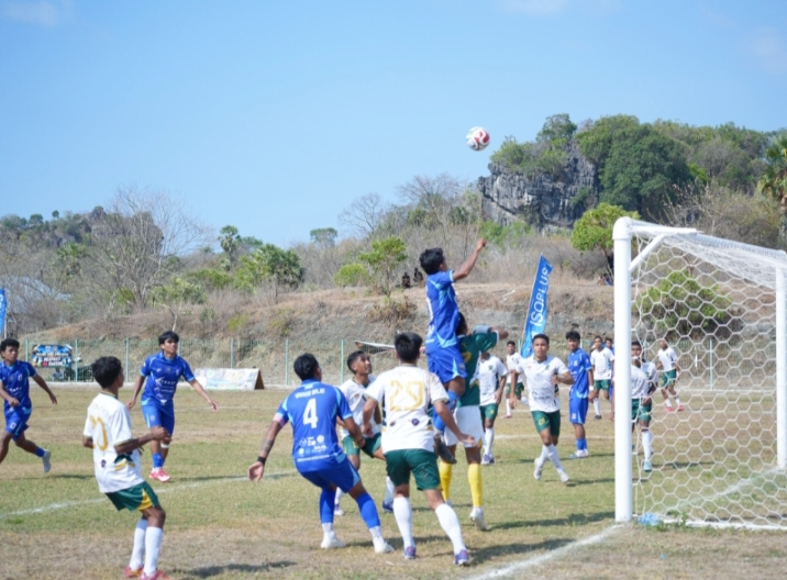 Pemain Vamos Bajo (biru) meningkatkan tekanan ke lini belakang Terang FC (putih) pada laga semifinal PSSI Cup II Manggarai Barat 2026 di Stadion Komodo, Labuan Bajo, Senin (7/9/2026). Tekanan tersebut membuahkan gol penyama kedudukan melalui Rizky Ramadhan (20) pada menit ke-42. Skor berubah menjadi 1-1.