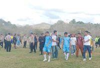 Pihak keamanan dan panitia mengamankan situasi setelah terjadi baku pukul antarpemain Terang FC dan Black Crown.