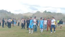 Pihak keamanan dan panitia mengamankan situasi setelah terjadi baku pukul antarpemain Terang FC dan Black Crown.