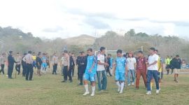 Pihak keamanan dan panitia mengamankan situasi setelah terjadi baku pukul antarpemain Terang FC dan Black Crown.