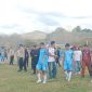 Pihak keamanan dan panitia mengamankan situasi setelah terjadi baku pukul antarpemain Terang FC dan Black Crown.