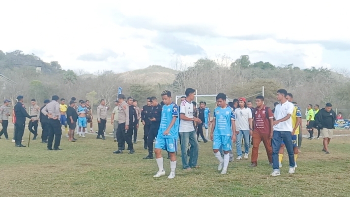 Pihak keamanan dan panitia mengamankan situasi setelah terjadi baku pukul antarpemain Terang FC dan Black Crown.